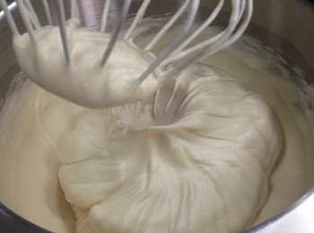 step3: 廚師機碗要乾脆無水無油，加入蛋白及黑糖，打成蛋白霜