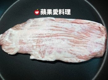 step1: 取出平底鍋，放入松阪豬，開中火慢煎（不用放油）。