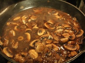 step3: 加入罐頭高湯Stock (牛肉或雞肉)，烏斯特黑醋醬油，紅酒，醬油，鹽，糖，胡椒