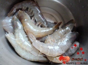 step1: 將蝦去頭除頭部尖尖的地方和蝦鬚,用牙籤去除腸泥