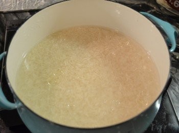 step6: 將泡好的米加點油拌勻，中火蓋上鍋蓋煮至水滾後用筷子攪拌一下。