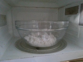 step2: 將西米加入砂糖拌勻後放入微波爐用高火叮30秒(如沒有微波爐,西米可放在鍋中,用細火,將西米不停攪拌,攪至半熟即可)