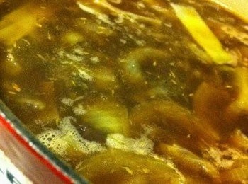 step3: 將麵粉加入炒3分鐘, 倒入牛肉高湯，月桂葉，白酒，黑醋，麵粉，水，煮15分鐘