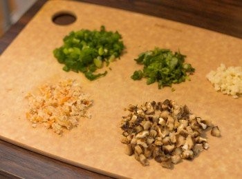 step3: 冬菇去掟，然後冬菇，蝦米，芫茜，蔥及蒜頭切碎