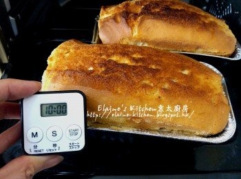 step8: 取出靜待10分鐘後將蛋糕取出切件即可