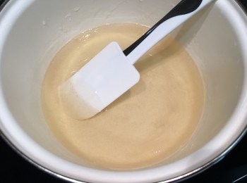 step3: 將<<span class="group_2">鮮果層</span>>的大菜放入350ml 滾水中加冰糖煲至溶解熄火。再倒入200ml  熟凍水攪勻，注入已鋪有鮮果的椰汁層面、待涼後雪凍即可。