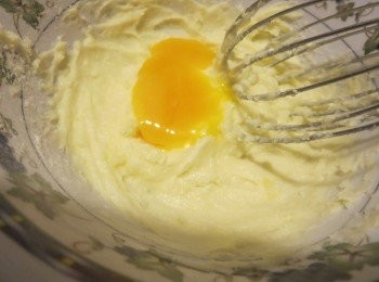step2: 加入蛋黄拌匀