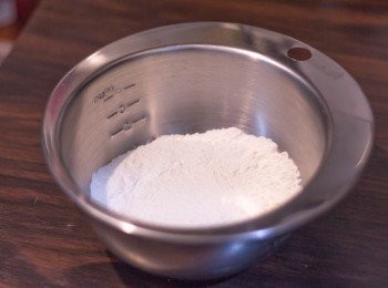 step3: 麵粉，泡打粉及鹽用手動打蛋器攪拌至均勻柔無粉粒（過篩亦可）