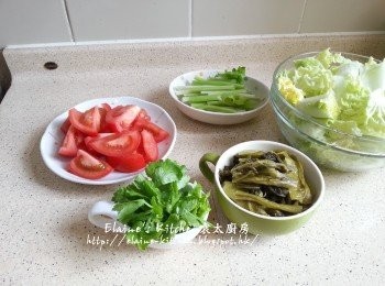 step1: 蕃茄洗淨切件 , 芹菜洗淨切段 , 芹菜葉留起少許裝飾 , 咸菜浸30分鐘後沖洗切段 , 旺菜切細片
