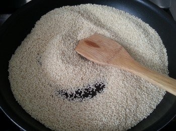 step2: 白芝麻可以用白鑊慢火炒香,灘凍後用樽裝起慢慢用