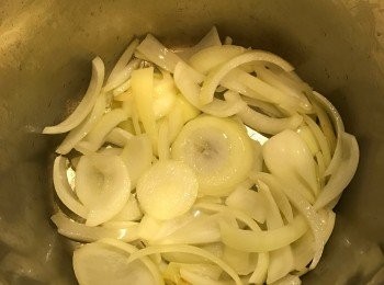 step2: 用鍋把洋蔥爆香, 可加少量橄欖油及無鹽成份的牛油. 洋蔥需要爆香直至呈現透明的狀態