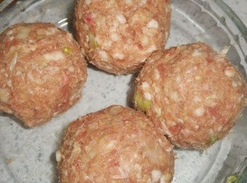 step4: 將拌好的肉餡兒分為4小份，揉成圓球狀