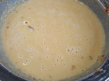 step8: 將粉漿攪至無粉粒為佳，再過篩，令粉漿更幼滑。