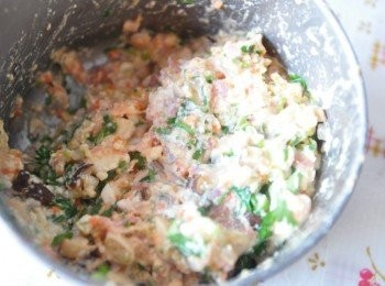 step5: 加入適量香油、鹽巴、香菇鹽、玉米粉調味攪拌