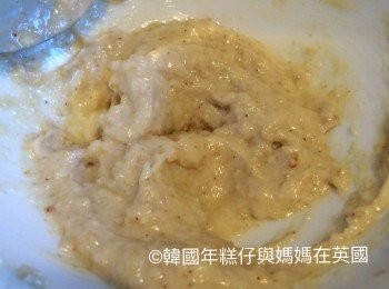 step4: 把蛋黃醬、麻油、豉油、鹽和炒香芝麻一起拌勻。