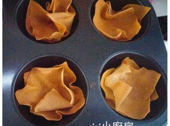 step2: 春卷皮解凍後，每塊春卷皮剪開4個正方形小塊，將2小塊春卷人鋪上已掃油的焗盤內，放入已預熱的焗爐，用180°C焗約6分鐘至金黃色。