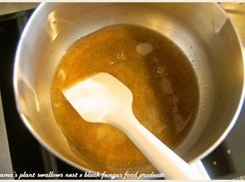 step2: 將所有<span class="group_1">食材</span>倒入鍋中，用小火加熱，直至相互融解。