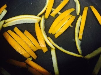 step3: 將橙皮和清水一同放鍋內煮滾，熄火撈起瀝乾。