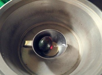 step2: 皮蛋剝殼電鍋蒸約５－６分。切塊備用