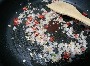 step2: 起油鑊先爆香指天椒及紅蔥頭.南薑