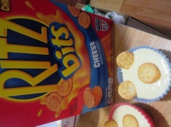 step4: 用刀把 Ritz 餅乾中間的芝士餡料括出。裝飾時間!!!! 看圖照做啦!!