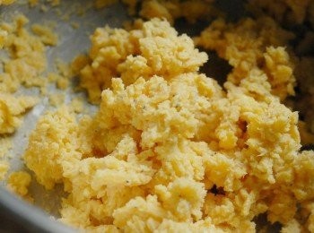 step4: 然後加入芝士碎和麵粉拌勻