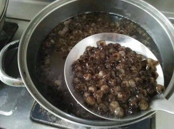 step3: 而另一鍋粉圓要煮得好吃又不黏鍋底，水要夠多+邊攪拌(因為粉圓會吸水，一旦水量不夠， 會黏鍋)，