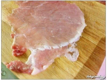 step2: 將肉片使用肉鎚稍加拍成薄片，不管是要做成肉捲或是夾心豬排，都要先將肉筋的部份先稍加切斷，待會油煎的時候才不容易變形