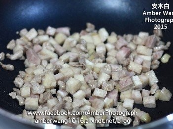 step2: 熱鍋後倒入適量油，依序放入蒜頭、肉、芋頭爆香備用。