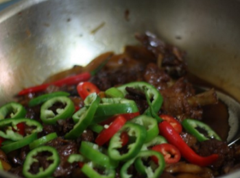 step9: 燜至鴨肉剩下少許湯汁時，下青紅辣椒，翻炒一下，即可出鍋。