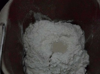 step1: 先液體後麵粉和酵母，按和麵鍵30分鐘。