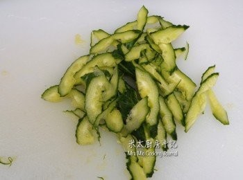 step1: 青瓜開邊，打上斜切薄片，用少許鹽抓勻；15分鐘後，青瓜水分已釋出，用手把其餘水分揸出。