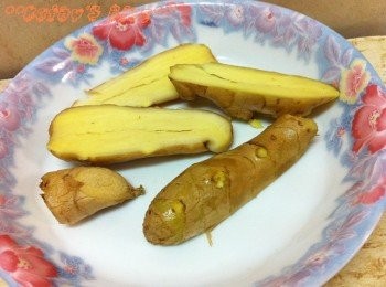 step3: 薑連皮切開一半，之後拍鬆佢備用。其實薑係可以因應個人口味加減，由於我鐘意薑嗰種辣辣地嘅口感，所以先咁多啦~