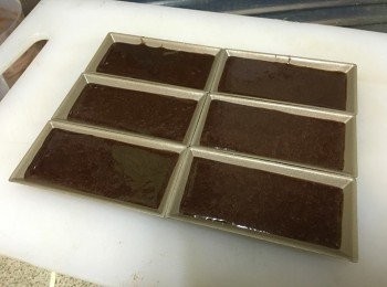 step4: 在模上掃上牛油，麵糰倒入模具。