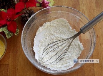 step2: 麵粉、糖和鹽放大碗中拌勻。