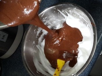 step7: 再由高处倒入剩下的蛋白中再用拌切法拌勻