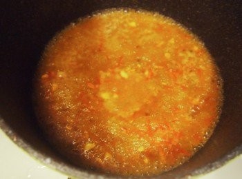 step4: 在鍋裡加番紅花、糖、鹽焗煮3分鐘，加忌廉、香草和青口煮1分鐘