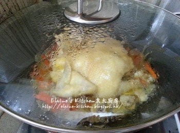 step7: 將雞放上 , 加入一碗水份量煮滾 , 蓋上蓋轉慢火煮20分鐘後熄火焗5分鐘