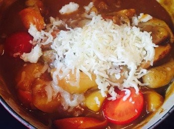 step5: 熄火加入已炒香的香腸和已洗淨對切的車厘茄，拌勻。灑上芝士碎，加蓋約2分鐘用餘溫將芝士焗溶。