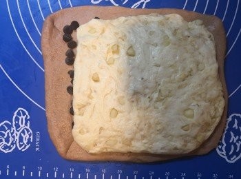 step5: 兩塊粉團放好，朱古力粉團一邊要留多少少，方便卷起！