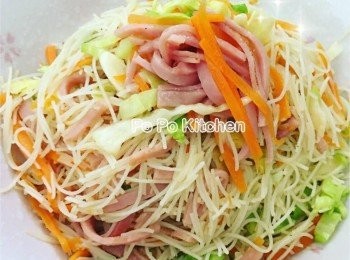 step3: 再次加入油，放入米粉及調味料炒勻，加入所有配料，試味後，可上碟，(如米粉太乾，可加入極少量水炒勻)，即成。