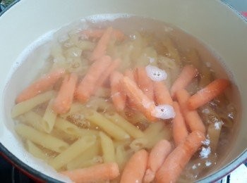 step8: 燒熱一鍋水，加入長通粉及小甘荀煮至七成熟。