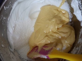 step10: 於榴槤蛋黄麵糊中加入約1/3份量的蛋白霜，
 用橡皮刮刀用切拌法混合均勻，再將榴槤蛋黃麵糊由高处倒入剩餘的蛋白霜， 再次用切拌混合均勻