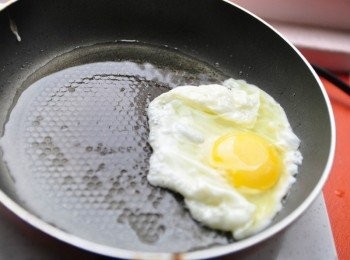 step4: 備一匙油(有豬油更讚喔!)熱鍋後，將雞蛋打入鍋中香煎