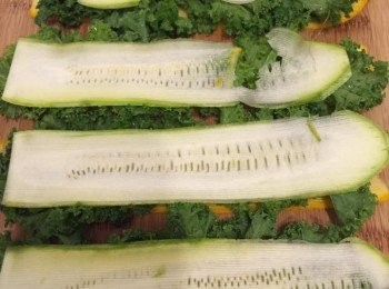 step1: 羽衣甘藍洗淨瀝乾水，黃葫蘆瓜、翠玉瓜刨長塊。先一層黃葫蘆，一層羽衣甘藍，一層翠玉瓜放好備用，