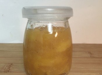 step1: 蘋果鳳梨切丁後熬煮至收汁裝入乾燥的玻璃瓶
