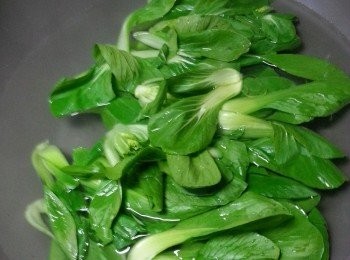step3: 小棠菜洗淨後一開二對切,用滾水烚2-3分鐘(不要蓋),烚好排上碟上