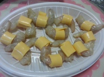 step4: 將所有蝦用芝士卷好。