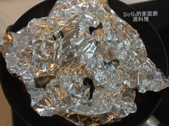 step5: 取一張鋁箔紙搓幾個洞，蓋住魚肉，此步驟會讓煮好的鯖魚魚肉軟嫩