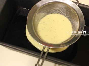 step7: 煮好的布丁液，過篩倒在已經凝固的<span class="group_1">焦糖凍</span>上，入冰箱冷藏2~3小時定型。